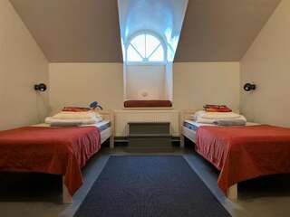 Хостелы Hostel Suomenlinna Хельсинки Двухместный номер с 2 отдельными кроватями и общей ванной комнатой-2